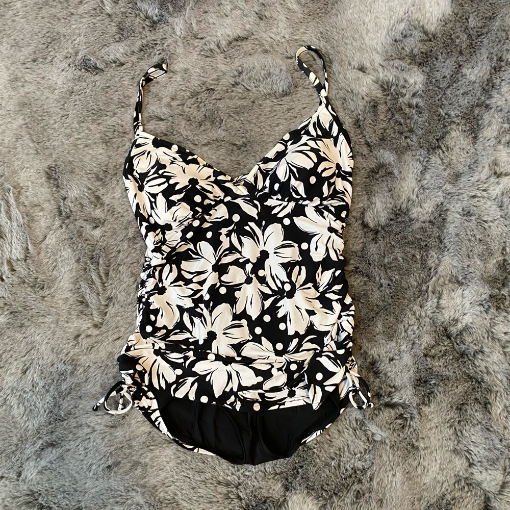 St. John’s Bay Dottie Daisy Convertible Swim Dress.  Sz 12. Excellent Condition.